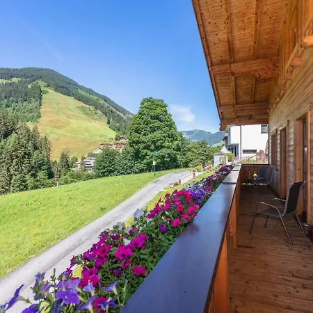 Apartment Elegant Apartment in Saalbach Hinterglemm near Ski Bus